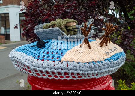 Eton Wick, Großbritannien. Mai 2024. Ein gestrickter und gehäkelter D-Day Anniversary Post Box Topper im Dorf Eton Wick, Windsor, Berkshire. Die Royal British Legion feiert am 5. Und 6. Juni 2024 das 80. D-D-Jubiläum in Großbritannien und der Normandie sowie Gemeindeveranstaltungen in ganz Großbritannien. Sie bitten Normandie-Veteranen, Familien der Gefallenen, Nachkommen der Normandie-Veteranen und die Öffentlichkeit, sich ihnen beim D-Tag 80 anzuschließen. Quelle: Maureen McLean/Alamy Live News Stockfoto