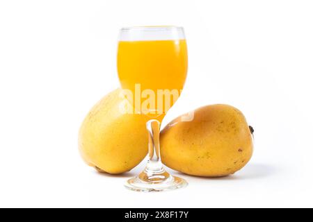 Mangosaft in einem Glas isoliert auf weißem Hintergrund. Frisches Obst. Nahaufnahme Stockfoto