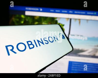 Mobiltelefon mit Logo des deutschen Hotelunternehmens Robinson Club GmbH vor der Business-Website. Fokussieren Sie sich auf die linke Mitte des Telefondisplays. Stockfoto