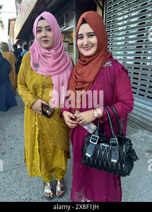 Frauen aus Bangladesch posieren zum Fotografieren auf der Bangladeshi Street Fair im Stadtteil Kensington in Brooklyn, New York Stockfoto