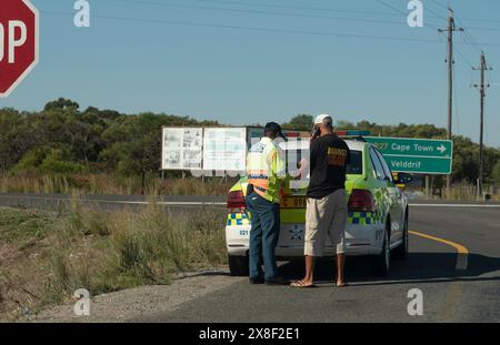 Langebaan, Westkap, Südafrika. 19.04.2024. Verkehrspolizei befragt eine Person am Straßenrand des Westkap. Südafrika. Stockfoto