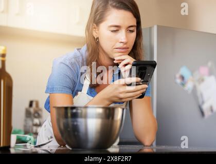 Schreiben, Küche und Frau mit Telefon zum Kochen Frühstück, Internet und Video Tutorial für gesunde Rezepte. Mobil, Küchenchefin und Forschung für Veganer Stockfoto