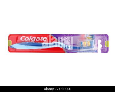 BUKAREST, RUMÄNIEN - 27. MAI 2020. Colgate Zahnbürste isoliert auf weiß. Colgate ist eine Marke von Mundhygiene-Produkten von Colgate-Palmolive Stockfoto