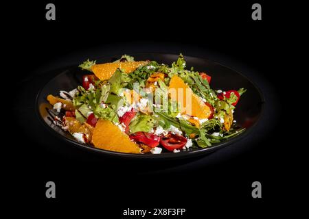 Salat mit Hühnchen und Gemüse, Tomaten, Käse und Sauce. Gegrillte Paprika. Kopierbereich Stockfoto