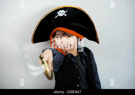 Porträt, Kinder- und Piratenkostüm für halloween, Geburtstag oder Party bei einer Veranstaltung als Kinder zum Feiern. Junge, kreative und Kleidung zum Spielen, Fantasy und Stockfoto