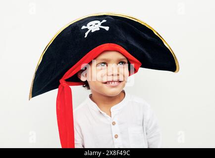 Happy, Kind- und Piratenkostüm für halloween, Geburtstag oder Party bei einer Veranstaltung als Kinder zum Feiern. Junge, kreative und Kleidung zum Spielen, Fantasy und Stockfoto