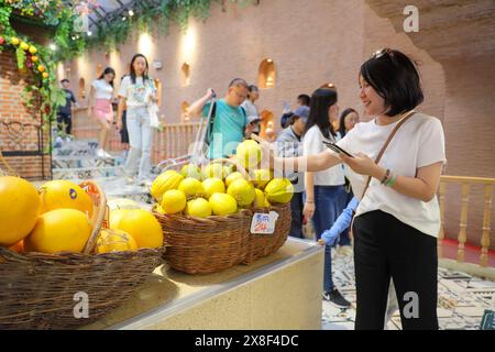 Ürümqi, China. Mai 2024. Am 24. Mai 2024 wählen Touristen auf dem Xinjiang International Grand Bazaar in Urumqi, China, Früchte aus. (Foto: Costfoto/NurPhoto) Credit: NurPhoto SRL/Alamy Live News Stockfoto