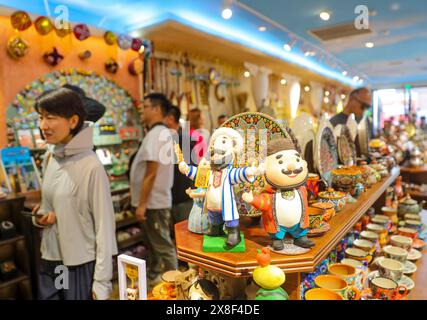 Ürümqi, China. Mai 2024. Touristen suchen am 24. Mai 2024 in einem Kunsthandwerksladen im Xinjiang International Grand Bazaar in Urumqi, China, Waren aus. (Foto: Costfoto/NurPhoto) Credit: NurPhoto SRL/Alamy Live News Stockfoto