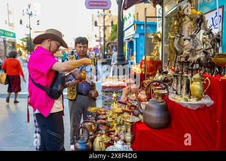 Ürümqi, China. Mai 2024. Touristen wählen am 24. Mai 2024 auf dem Xinjiang International Grand Bazaar in Urumqi, der autonomen Region Xinjiang Uygur, China, Waren aus. (Foto: Costfoto/NurPhoto) Credit: NurPhoto SRL/Alamy Live News Stockfoto