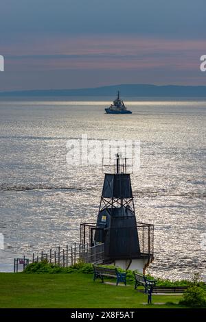 Schlepper Svitzer Avon wartet auf die Ankunft eines Containerschiffs Stockfoto