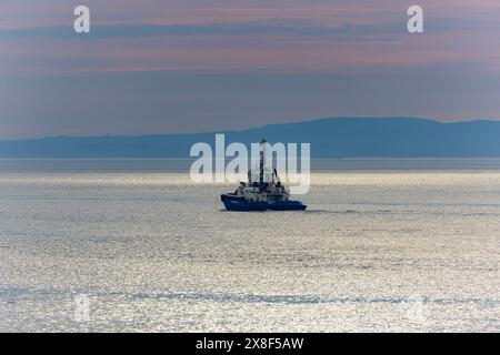 Schlepper Svitzer Avon wartet auf die Ankunft eines Containerschiffs Stockfoto