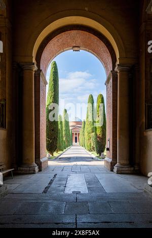 Der Eingang zum monumentalen Friedhof von Forlì. Emilia Romagna, Italien, Europa. Stockfoto