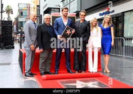 Steven Nissen, George Miller, Chris Hemsworth, Robert Downey Jr., Ellen K und Sarah Zurell bei der Zeremonie zur Verleihung von einem Stern an Chris Hemsworth auf dem Hollywood Walk of Fame. Los Angeles, 23.05.2024 Stockfoto