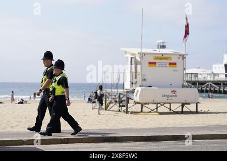 Aktenfoto vom 06/23 von Polizeibeamten, die entlang eines Küstenabschnitts von Bournemouth spazieren. Eine Frau ist gestorben, nachdem sie an einem Strand in Bournemouth erstochen wurde. Die Polizei von Dorset sagte, dass sie gerufen wurden, um zu berichten, dass zwei Frauen, beide aus Poole, am Freitag um 45 Uhr am Durley Chine Beach erstochen worden seien. Ausgabedatum: Samstag, 25. Mai 2024. Stockfoto