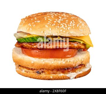 Hähnchenburger, köstlicher Doppelburger mit knusprigem Hühnerfleisch, Salat und Sauce isoliert auf weißem Hintergrund. Weißer Burger mit einem großen Hühnchen Stockfoto