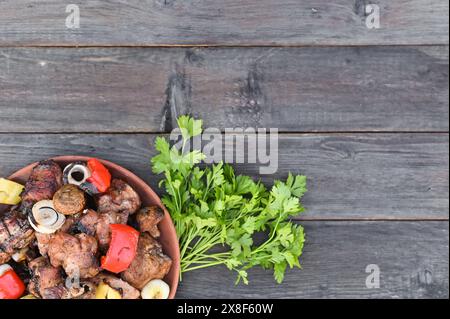 Fleisch mit Gemüse und Pilzen mit Kräutern auf einem Teller. Stockfoto