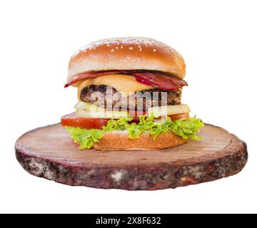 Klassischer Cheeseburger auf Holz und Gurken. Käse, Tomaten, Zwiebeln. Salat, Senf und Ketchup isoliert auf weißem Hintergrund. Frischer, leckerer Burger Stockfoto