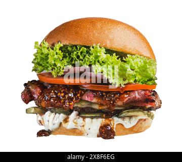 Frischer, leckerer Hamburger Klassischer Cheeseburger mit Rindfleisch, Gurken. Käse, Tomate, Zwiebeln, Salat und Ketchup Senf isoliert auf weißem Hintergrund. Stockfoto