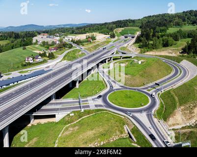 Polen. Neue mehrspurige Autobahn Zakopianka mit Tunnel, mehrstöckiger Spaghetti-Kreuzung, Kreuzung mit Verkehrskreisen, Viadukten, ein- und Ausstiegsram Stockfoto