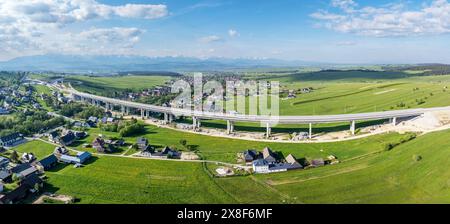 Bruchstück der im Bau befindlichen Autobahn an der Straße Zakopianka, Polen, über dem Dorf Klikuszowa, dem Hauptverkehrsort der Staus. Bundesland Mai 20204. Tatra Mountai Stockfoto