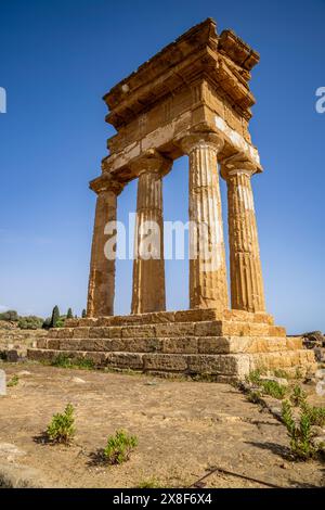 Der griechische Tempel von Castor und Pollux, Tal der Tempel, Agrigento, Sizilien Stockfoto