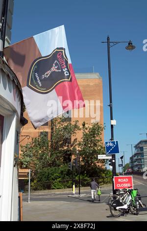 Hängt vom Kohl Patch Pub in twickenham, england, die Flagge der Quins Supporters Association, Anhänger des harlequins Rugby union Teams Stockfoto