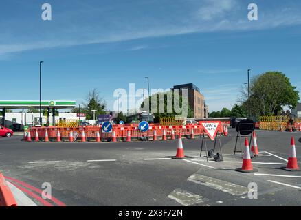 Provisorische Straßenschilder und -Kegel im Kreisverkehr des Gutshofs an der Kreisstraße des südlichen Kreisverkehrs im Nordwesten londons, england, während der Arbeiten im Jahr 2024 Stockfoto