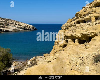 Blick auf die Eingänge von Höhlen in Sandsteinfelsen der ehemaligen römischen Nekropole mit Sandsteinhöhlen in Sandsteingräber Höhlengräber Grotten in Felsen auf Stockfoto