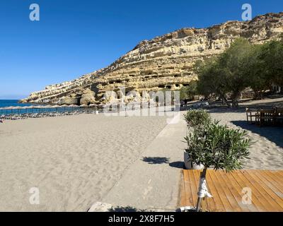 Blick auf den Strand von Matala, im Hintergrund Sandsteinfelsen mit ehemaliger römischer Nekropole mit Sandsteinhöhlen in Sandsteingräber Grotten Stockfoto