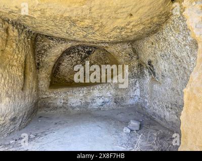 Höhle der ehemaligen römischen Nekropole mit Sandsteinhöhlen in Sandsteingräbnishöhlen Höhlengräber Grotten in Felsen auf der Nordseite der Bucht von Stockfoto