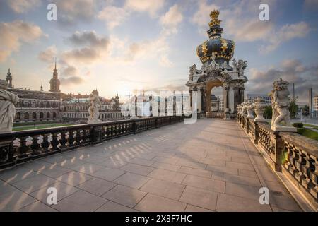 Der Dresdner Zwinger, ein Wahrzeichen barocker Architektur. Historische Gebäude im Stil eines Palastes, Orangerie bei Sonnenaufgang am Morgen in der Stadt Stockfoto