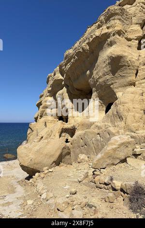 Blick auf die teilweise Ansicht der ehemaligen römischen Nekropole mit Sandsteinhöhlen in Sandsteingräber Höhlengräber Grotten in Felsen auf der Nordseite von Matala Stockfoto