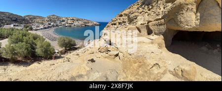 Blick auf die Eingänge von Höhlen in Sandsteinfelsen der ehemaligen römischen Nekropole mit Sandsteinhöhlen in Sandsteingräber Höhlengräber Grotten in Felsen auf Stockfoto