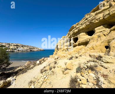 Blick auf die teilweise Ansicht der ehemaligen römischen Nekropole mit Sandsteinhöhlen in Sandsteingräber Höhlengräber Grotten in Felsen auf der Nordseite von Matala Stockfoto