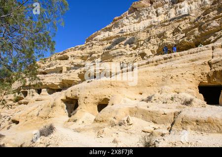 Blick auf die Eingänge zu Höhlen in Sandsteinklippen der ehemaligen römischen Nekropole mit Sandsteinhöhlen in Sandsteingräber Höhlengräber Grotten in Felsen auf Stockfoto