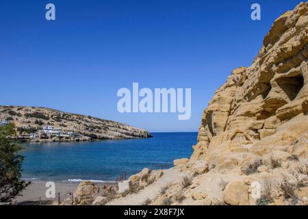 Blick auf die teilweise Ansicht der ehemaligen römischen Nekropole mit Sandsteinhöhlen in Sandsteingräber Höhlengräber Grotten in Felsen auf der Nordseite von Matala Stockfoto