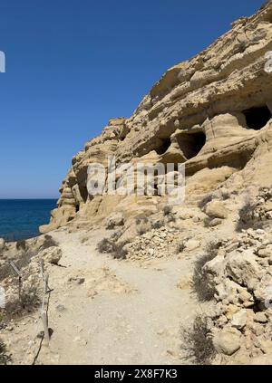 Blick auf die teilweise Ansicht der ehemaligen römischen Nekropole mit Sandsteinhöhlen in Sandsteingräber Höhlengräber Grotten in Felsen auf der Nordseite von Matala Stockfoto