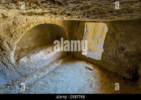 Höhle der ehemaligen römischen Nekropole mit Sandsteinhöhlen in Sandsteingräbnishöhlen Höhlengräber Grotten in Felsen auf der Nordseite der Bucht von Stockfoto