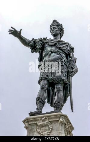 Skulptur des römischen Kaisers Augustus am Augustusbrunnen im Renaissance-Stil auf dem Rathausplatz, Rathausplatz im historischen Zentrum Stockfoto