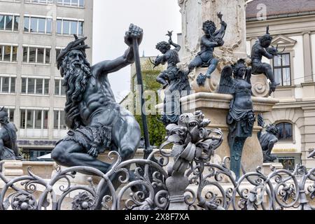 Detail des Augustusbrunnens im Renaissance-Stil mit Stadtgründer und römischem Kaiser Augustus auf dem Rathausplatz, Rathausplatz in der Altstadt Stockfoto