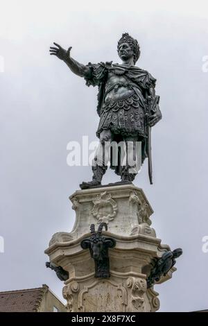 Skulptur des römischen Kaisers Augustus am Augustusbrunnen im Renaissance-Stil auf dem Rathausplatz, Rathausplatz im historischen Zentrum Stockfoto