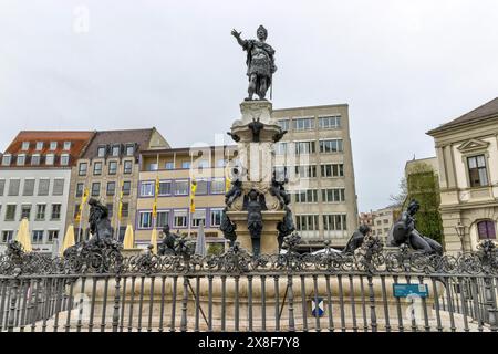 Augustusbrunnen im Renaissance-Stil mit Stadtgründer und römischem Kaiser Augustus auf dem Rathausplatz, Rathausplatz im historischen Zentrum Stockfoto