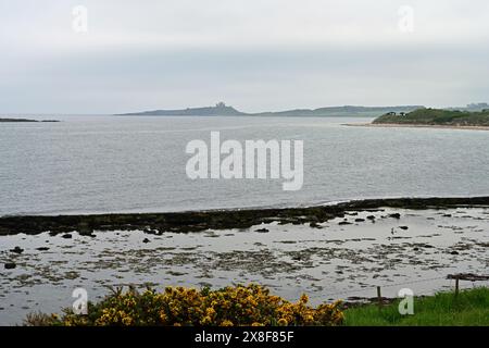 Dunstanburgh Castle von Newton Haven, Northumberland Stockfoto