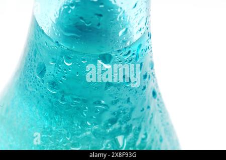Wassertropfen auf Glasflasche Stockfoto