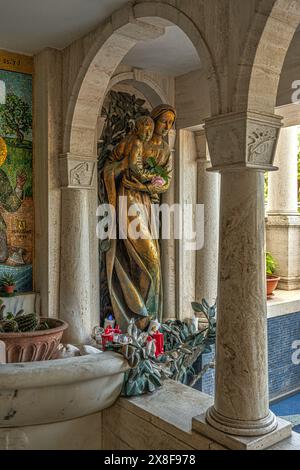 Die Statue der Madonna und des Kindes an der Quelle im Tempietto dell'Acqua im Heiligtum der Madonna dello Splendore. Giulianova, Abruzzen Stockfoto