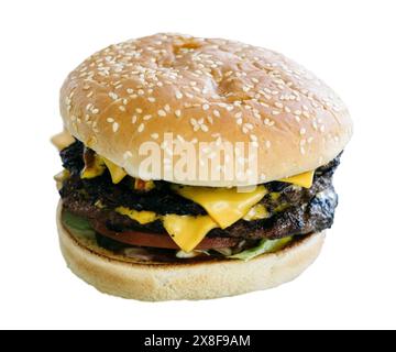 Wagyu und Speck Käse Burger. Klassischer Cheeseburger mit Rindfleisch, Gurken. Käse, Tomate, Zwiebeln, Salat und Ketchup Senf isoliert auf weißem Rücken Stockfoto