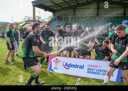 Seven Sisters, 11. Mai 2024. Seven Sisters gegen Pantyffynnon, League 5 West Central die Präsentation vor Seven Sisters, den Gewinnern der League 5 West Central. Stockfoto