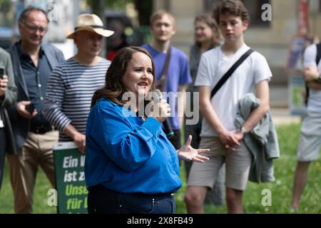 Dresden, Deutschland. Mai 2024. Ricarda lang (M), Landesvorsitzende des Bündnis 90/die Grünen, spricht bei einer Wahlkampagne für ihre Partei auf dem Conertplatz. Quelle: Sebastian Kahnert/dpa/Alamy Live News Stockfoto