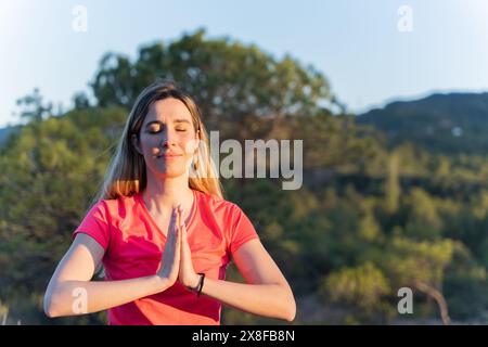 Porträt einer Frau, die Yoga und Entspannungstechniken praktiziert. Mentales Wohlbefinden Stockfoto