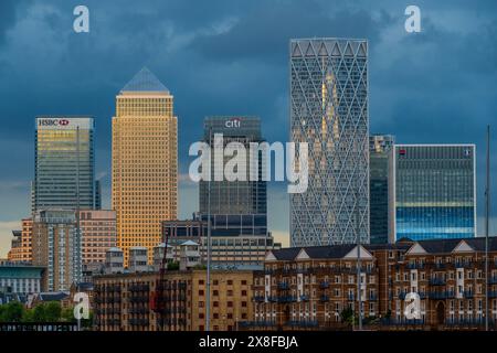 London, Großbritannien. Mai 2024. Canary Wharf 9 (einschließlich Citi und HSBC Tower) vom Thames Path am Shadwell Basin aus gesehen - Sonnenuntergang warmes Sommerwetter verleiht dem Blick auf die Stadt von den Docklands, London, ein dramatisches Schauspiel. Guy Bell/Alamy Live News Stockfoto